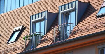 Steildach mit Gaube und Dachfenster